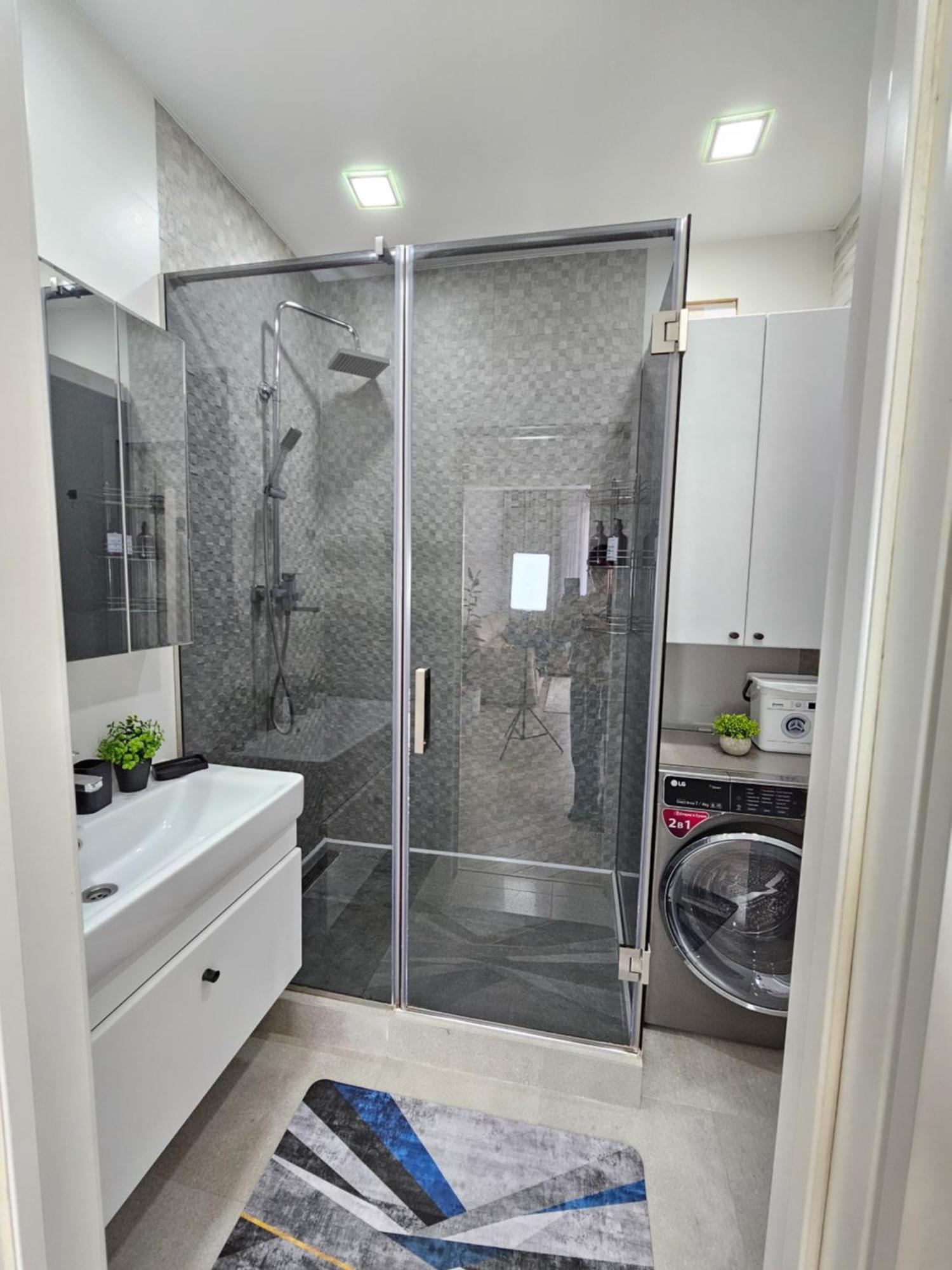 3 Room Gagarin Park Residential Complex Near Mega Shopping Mall Almaty Ngoại thất bức ảnh